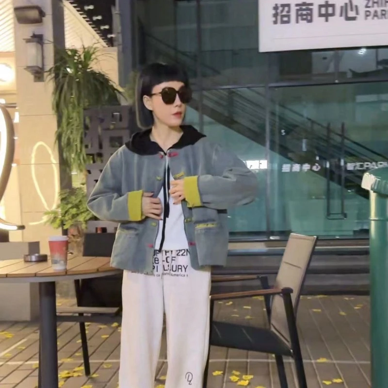 时尚盘扣牛仔外套