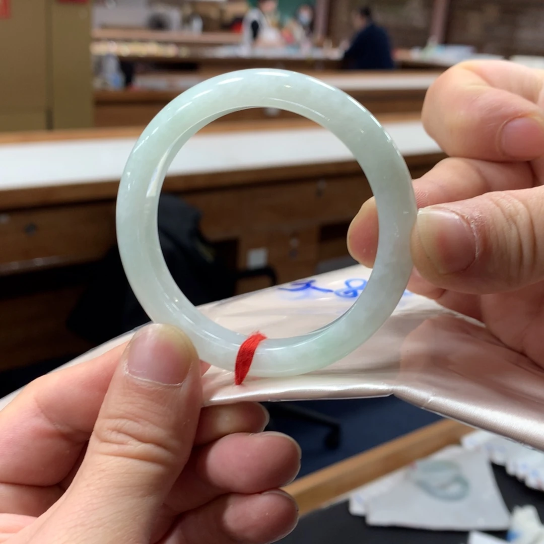 翡翠手镯未镶嵌芬*?买断