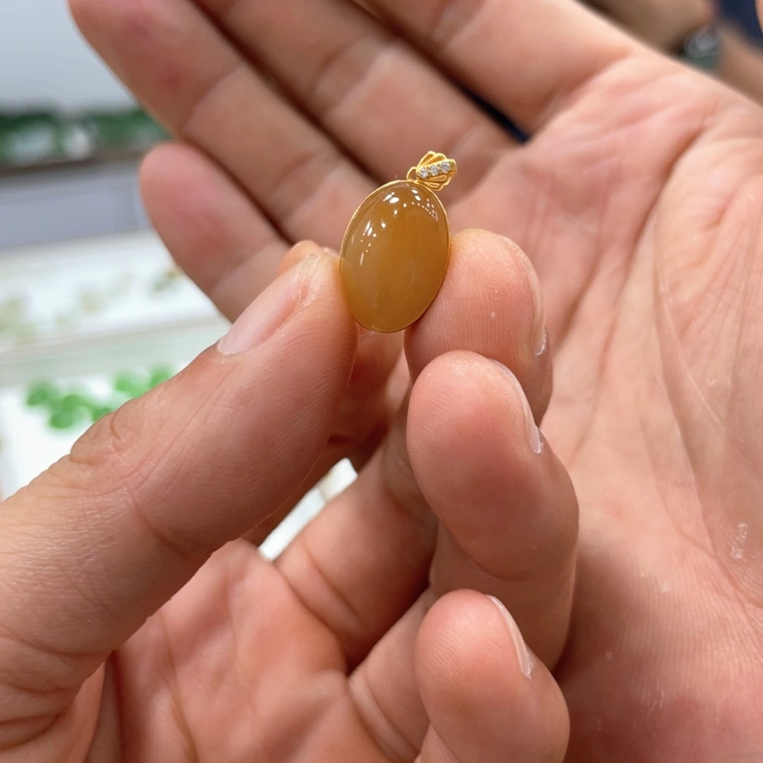 颈饰18K金镶嵌和田玉