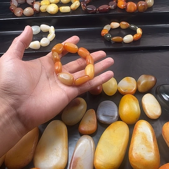 高***福和田玉未镶嵌颈饰