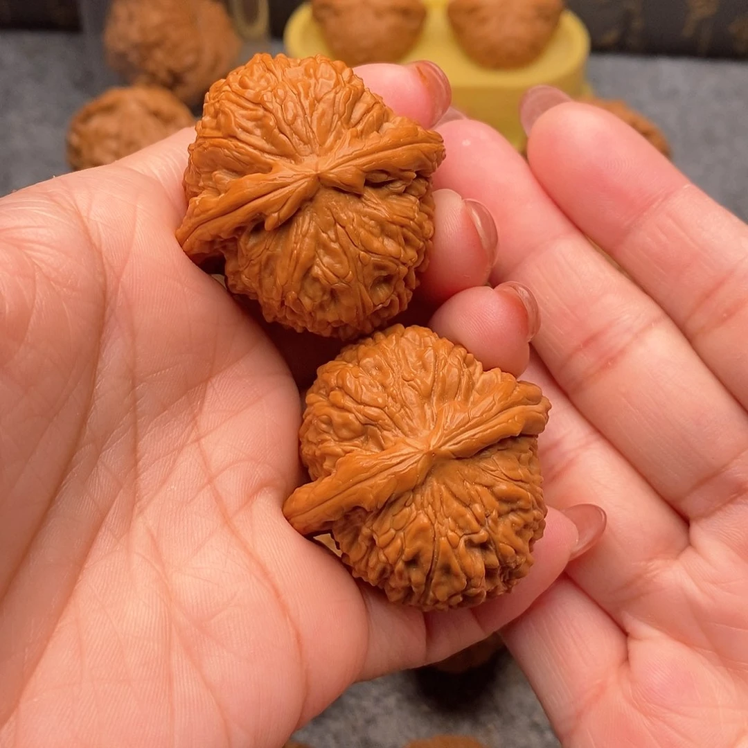 文玩核桃把件精品特价红皮白狮子41