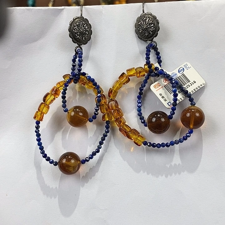 琥珀未镶嵌颈饰多人