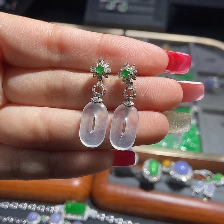 颈饰18K金镶嵌翡翠