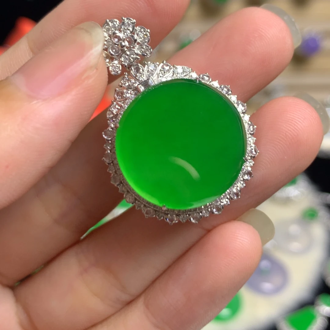 翡翠18K金镶嵌颈饰圆牌