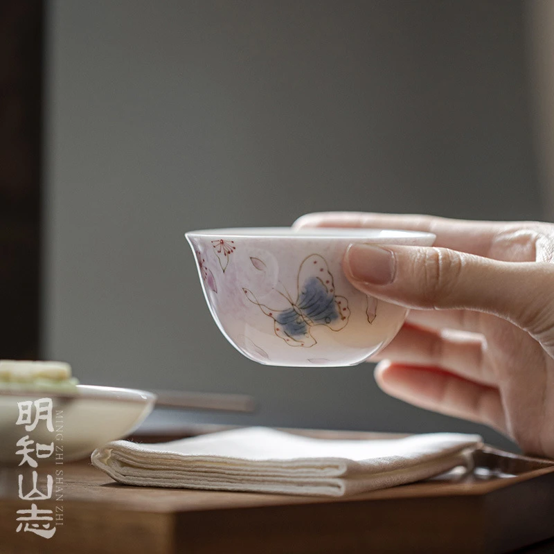 明知山志 杏粉花丛小蝶怀思主人杯 手绘蝴蝶陶瓷茶杯功夫茶具茶杯