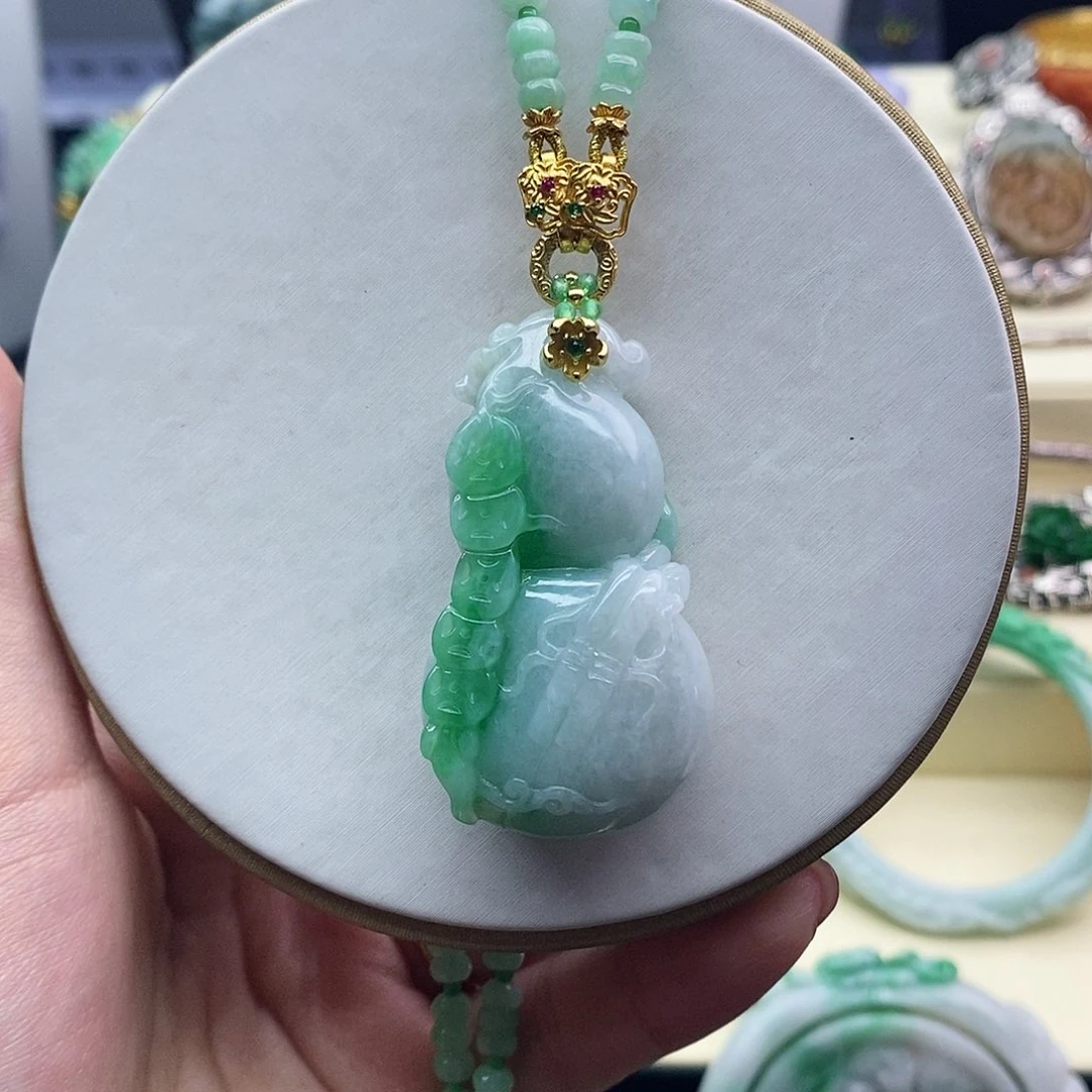 翡翠未镶嵌吊坠(赠链)