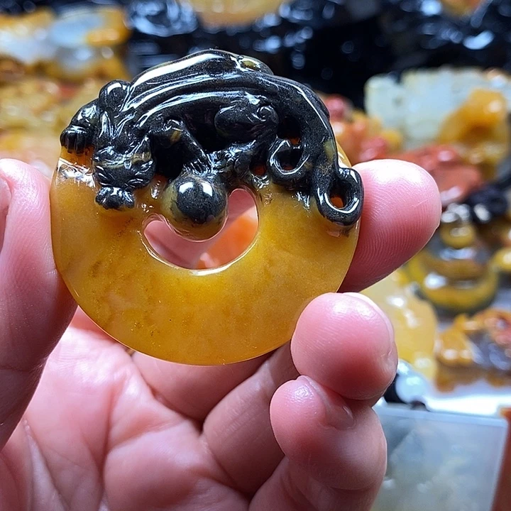 石英质玉（黄龙玉）合金颈饰