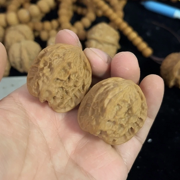 把件文玩核桃33左右微微瑕野狼，编号003