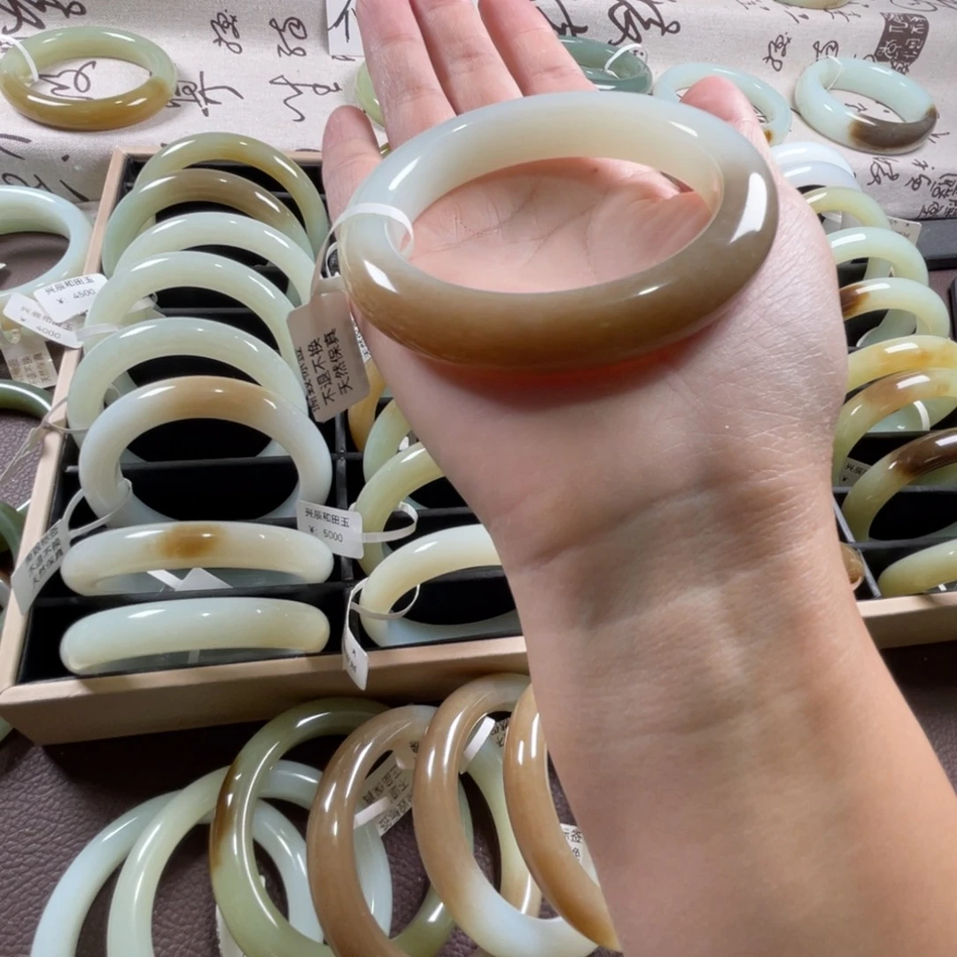 和田玉未镶嵌手镯