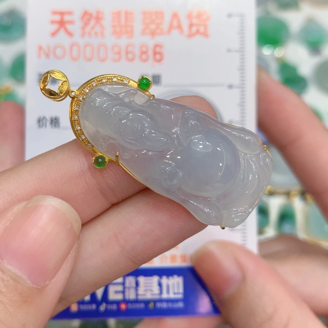 翡翠18K金镶嵌颈饰财神