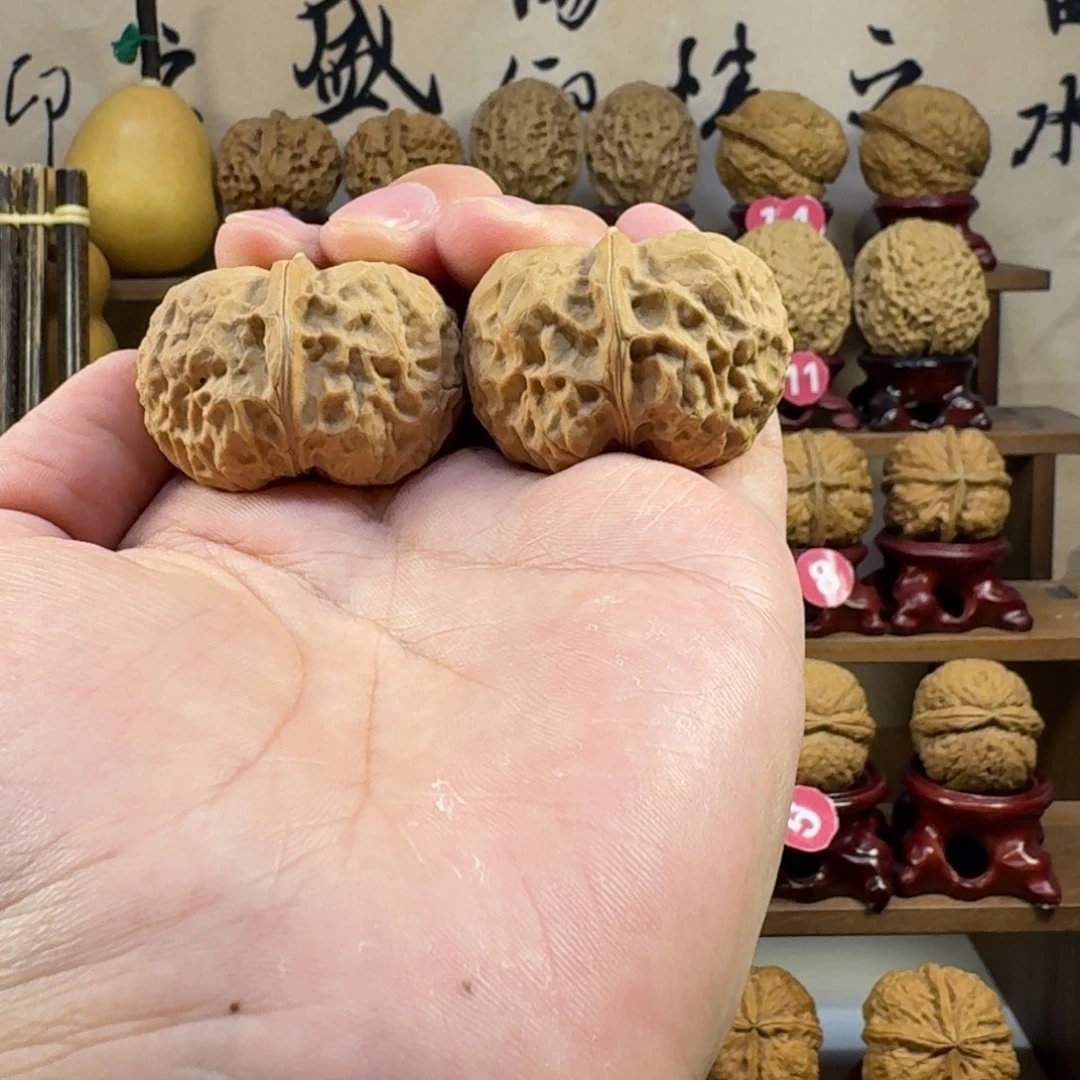 然***猫铁核桃把件金甲元宝