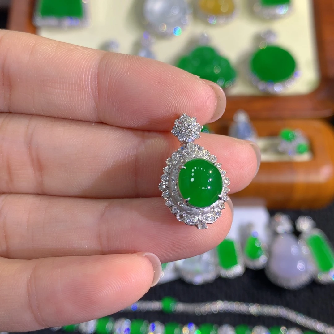 翡翠18K金镶嵌颈饰