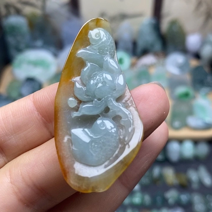 翡翠未镶嵌颈饰连年有余