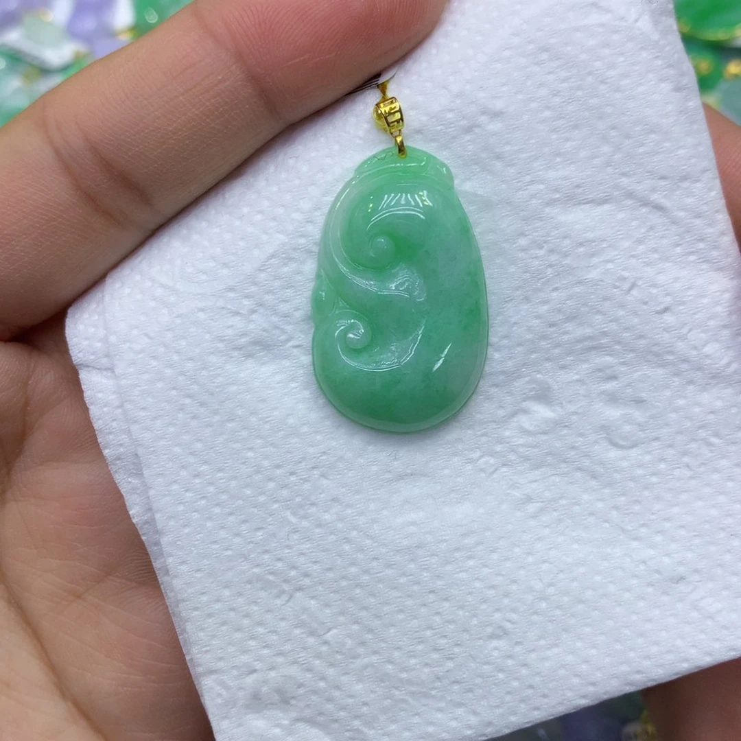 颈饰18K金镶嵌翡翠