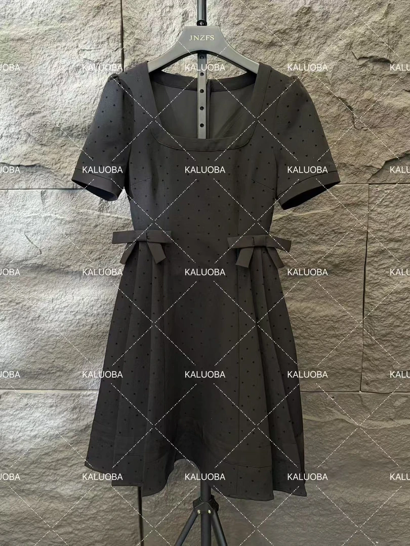 【原创大码设计师款女装】2025新款简单显瘦方领蝴蝶结连衣裙K3374