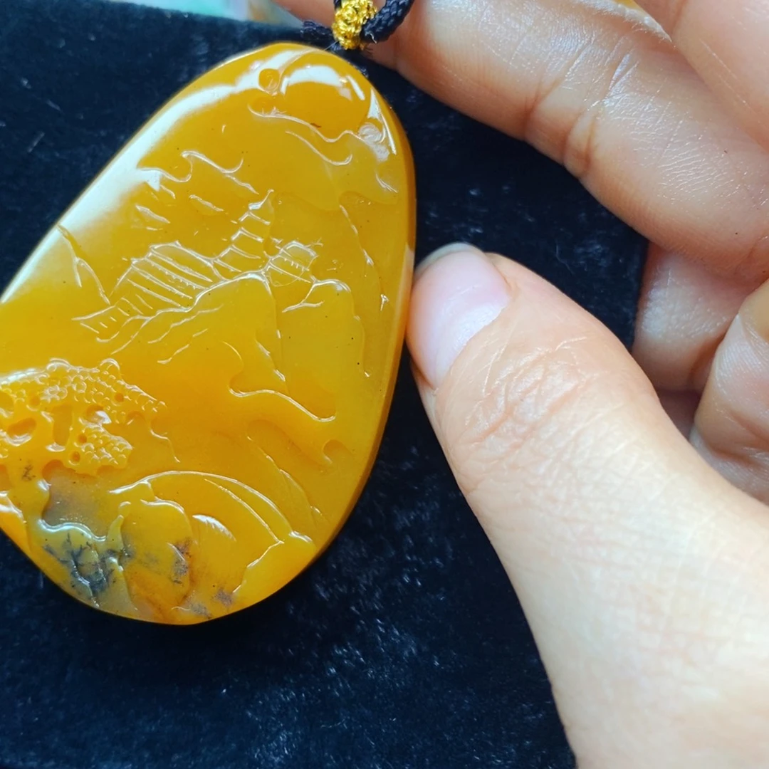 未镶嵌石英质玉（黄龙玉）颈饰