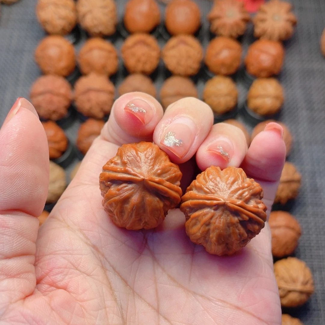 文玩核桃把件王***姜八方来财