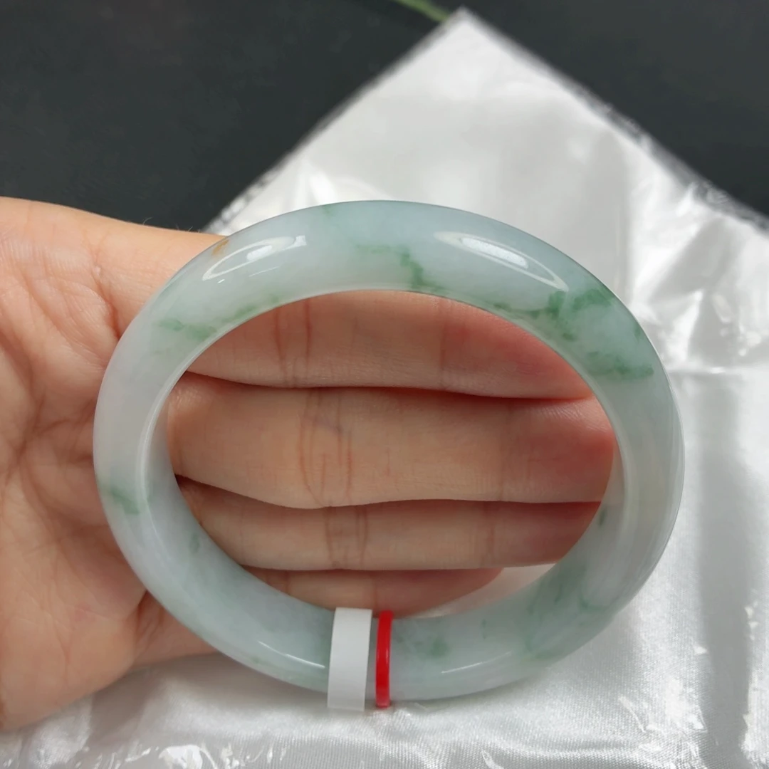 翡翠手镯未镶嵌高糯化飘花