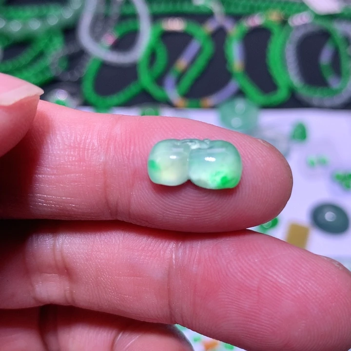 翡翠未镶嵌耳饰桃子