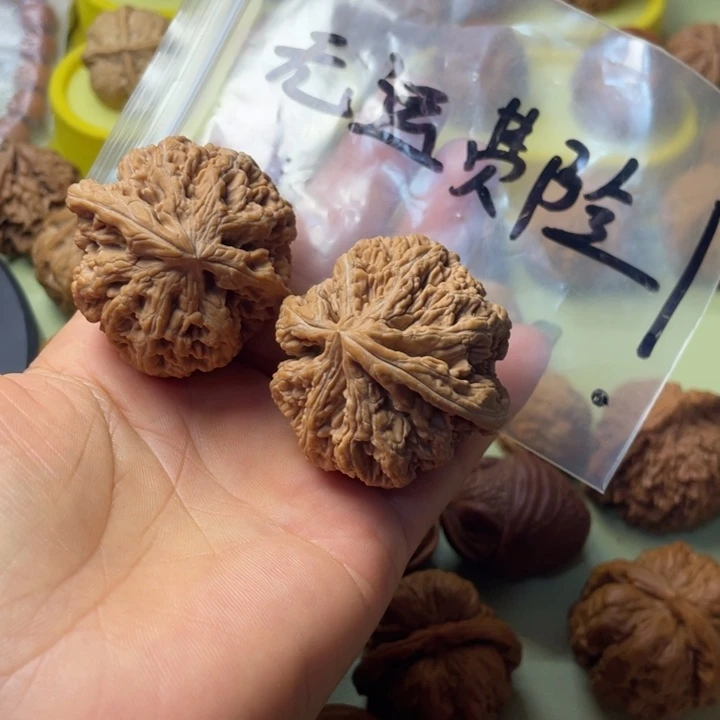薛***二手把件雕刻核桃粗筋