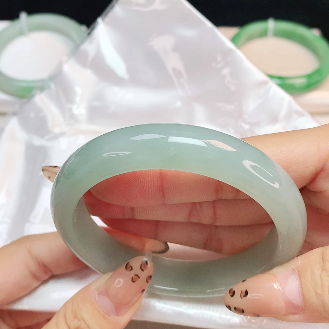 翡翠未镶嵌手镯冰晴蓝