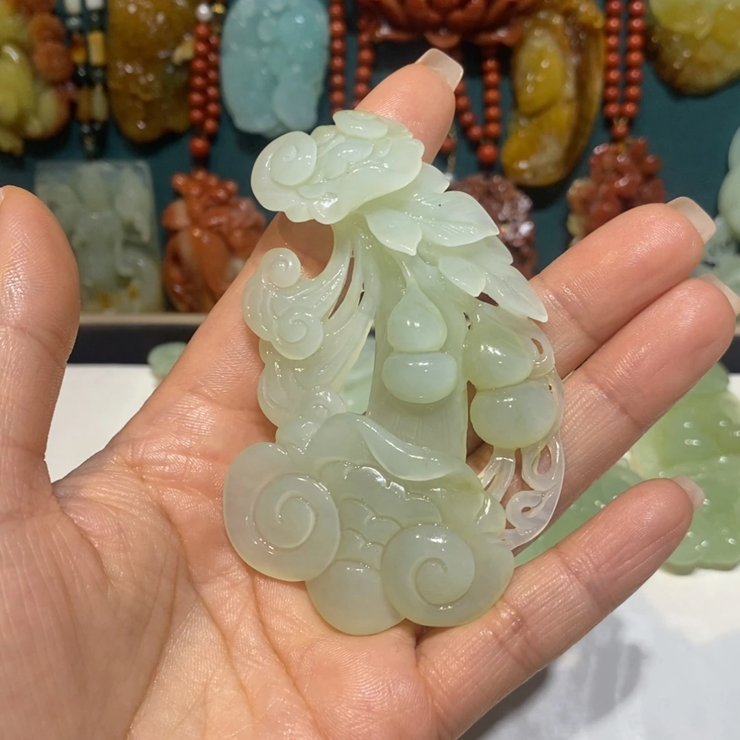 天***辉蛇纹石玉未镶嵌颈饰