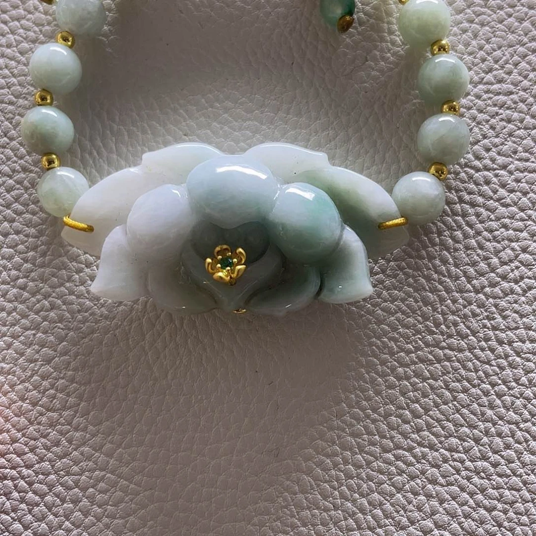 翡翠未镶嵌颈饰手牌