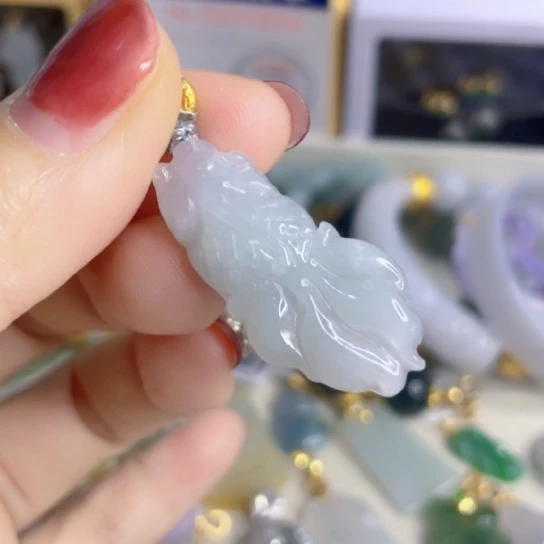 翡翠未镶嵌颈饰小冰鱼
