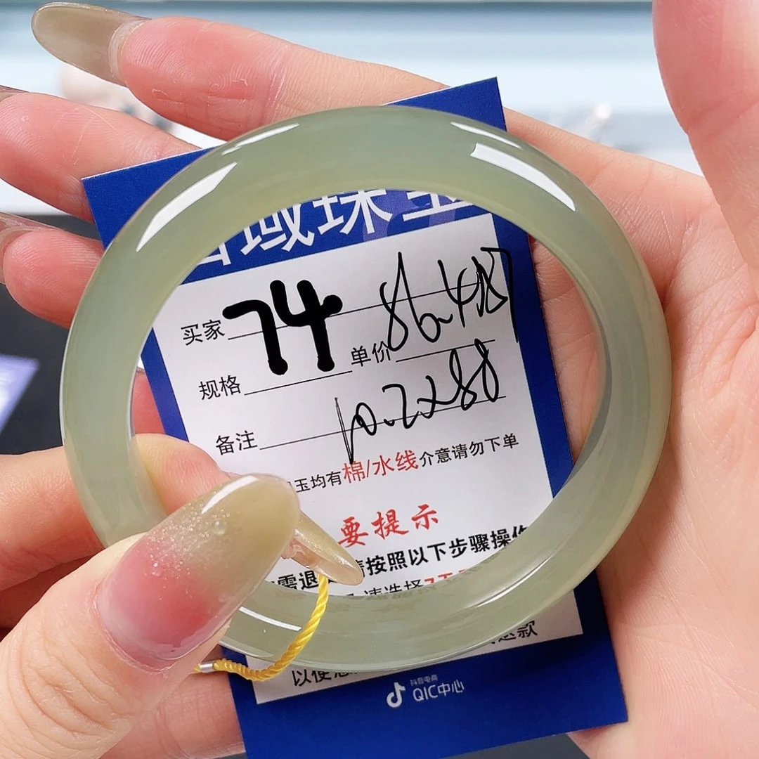 和田玉手镯未镶嵌嗯