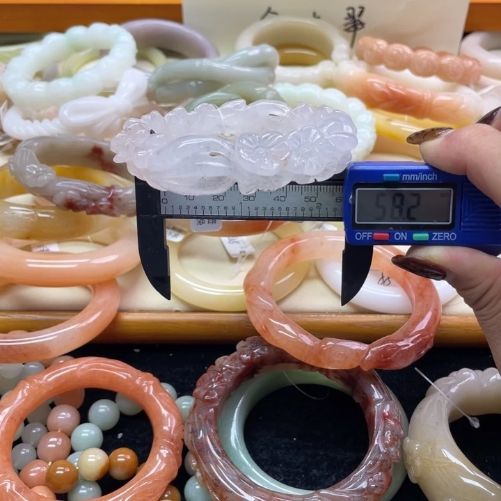 未镶嵌石英岩玉珠宝奇石
