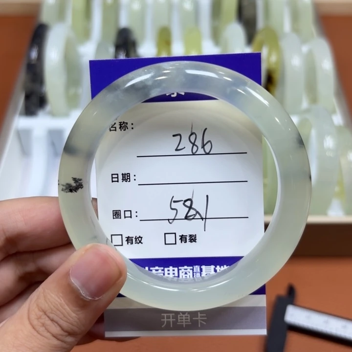 未镶嵌岫玉手镯天然