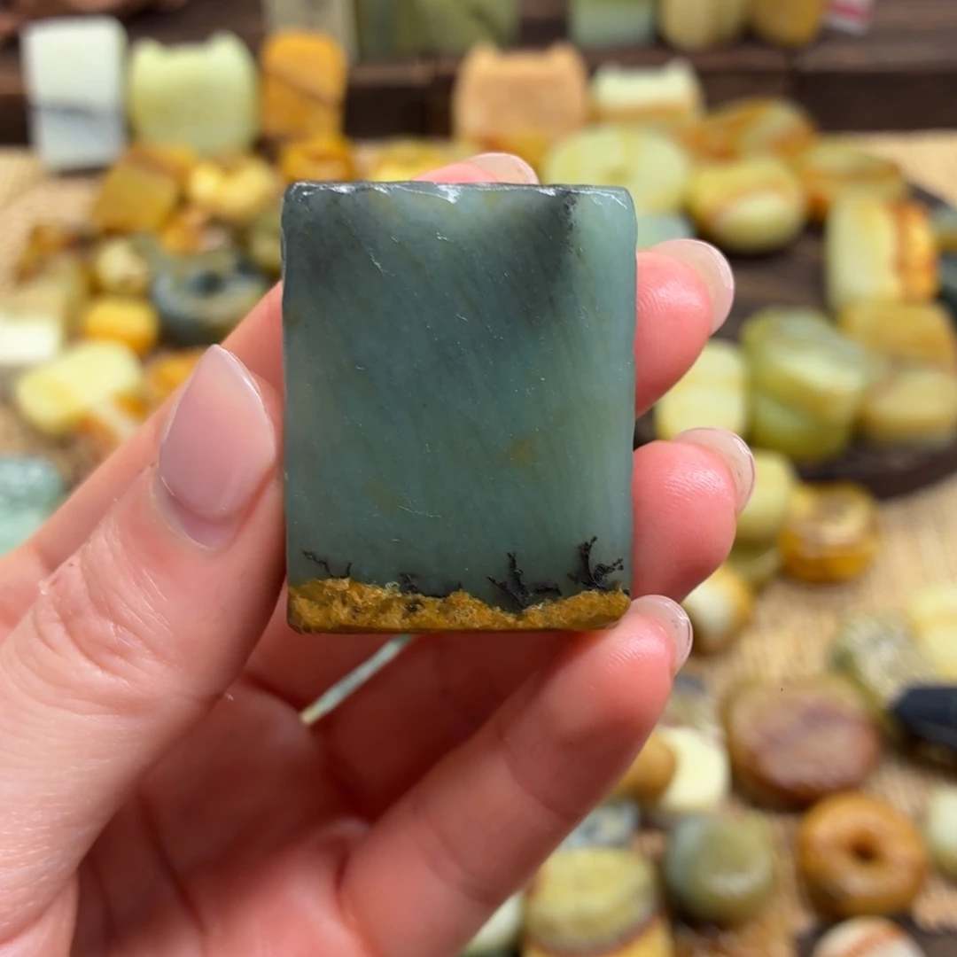 魔***力蛇纹石玉未镶嵌颈饰