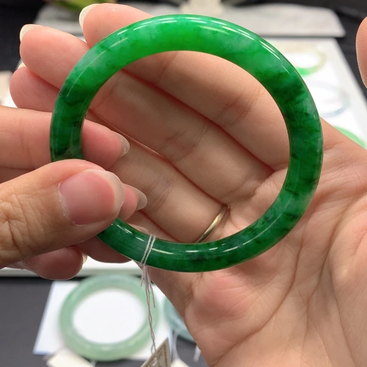 翡翠手镯未镶嵌翡翠