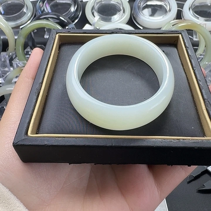 和田玉未镶嵌手镯