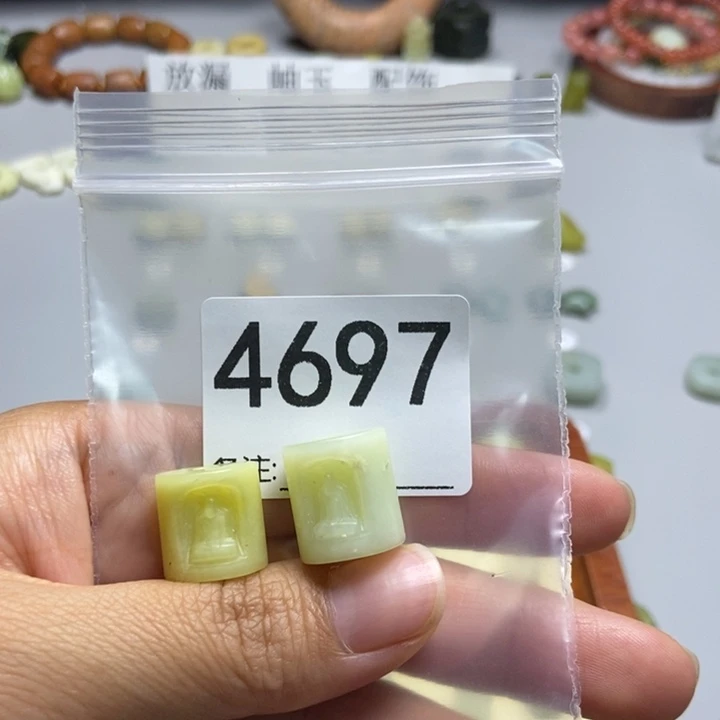 尤****未镶嵌蛇纹石玉颈饰