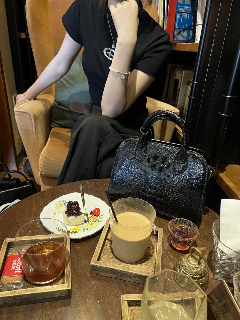 鳄鱼皮贝壳包，大容量暗藏玄机，气质与实用兼得