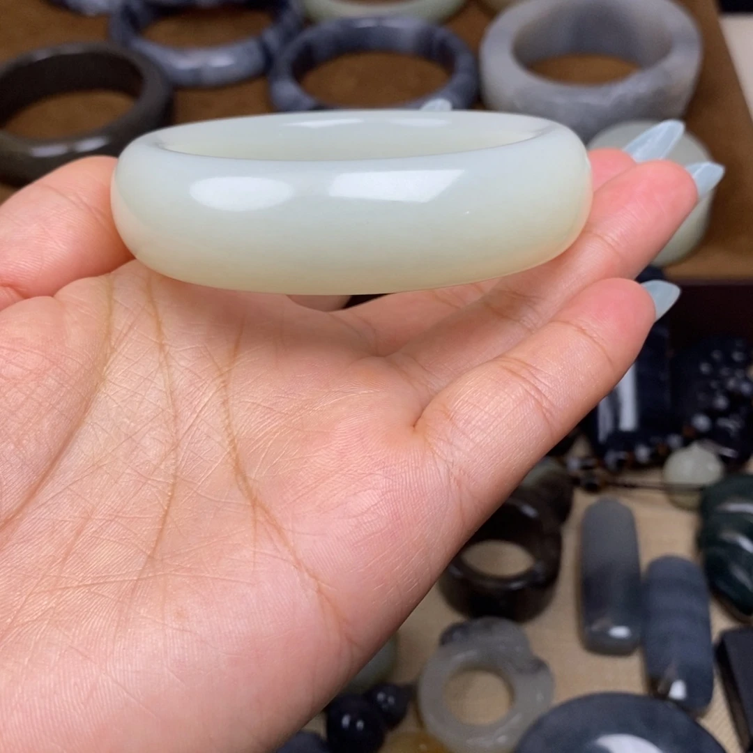 静***流和田玉未镶嵌颈饰