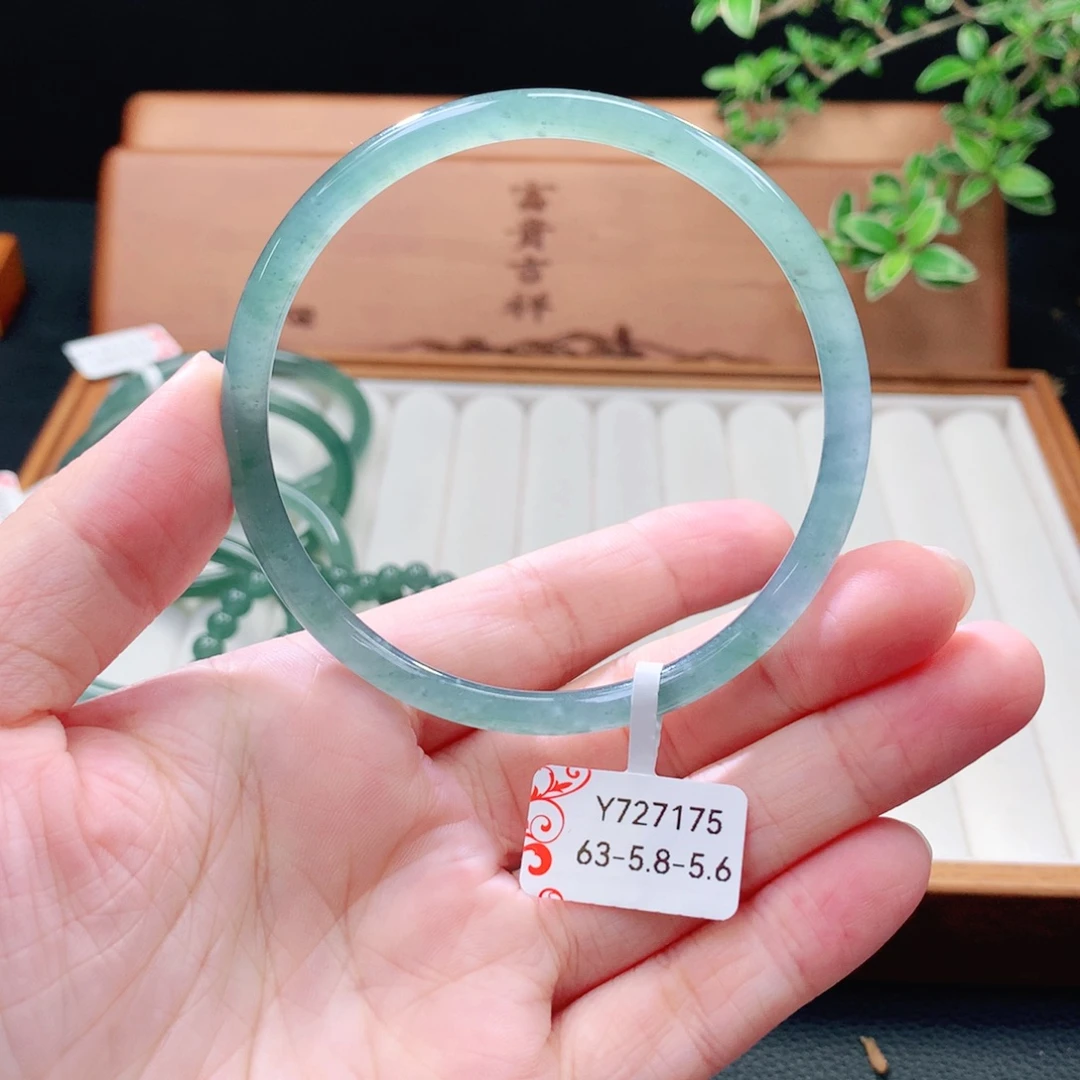 未镶嵌手镯（圆镯）翡翠