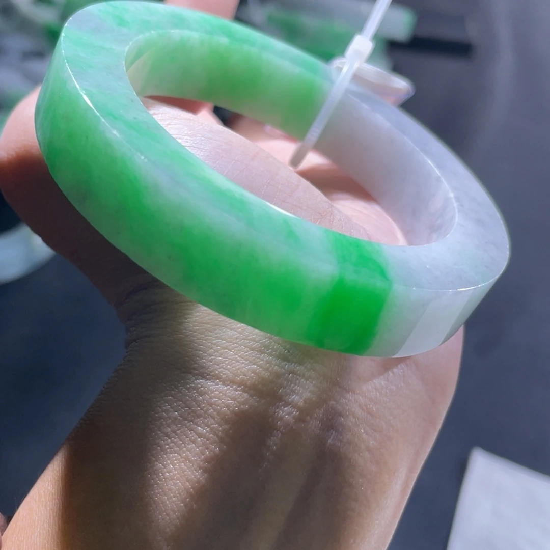 定制翡翠未镶嵌手镯
