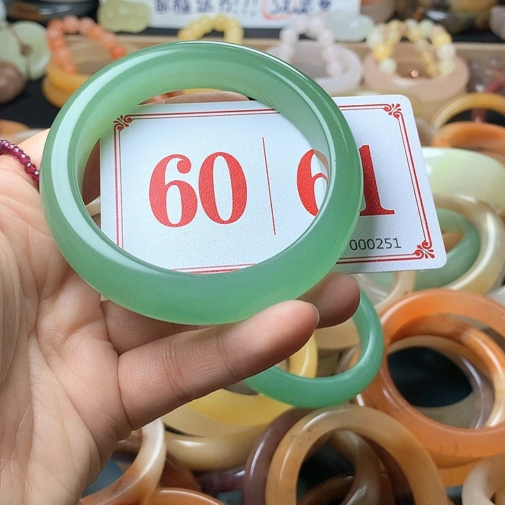 石英质玉（黄龙玉）未镶嵌手镯旋***龙