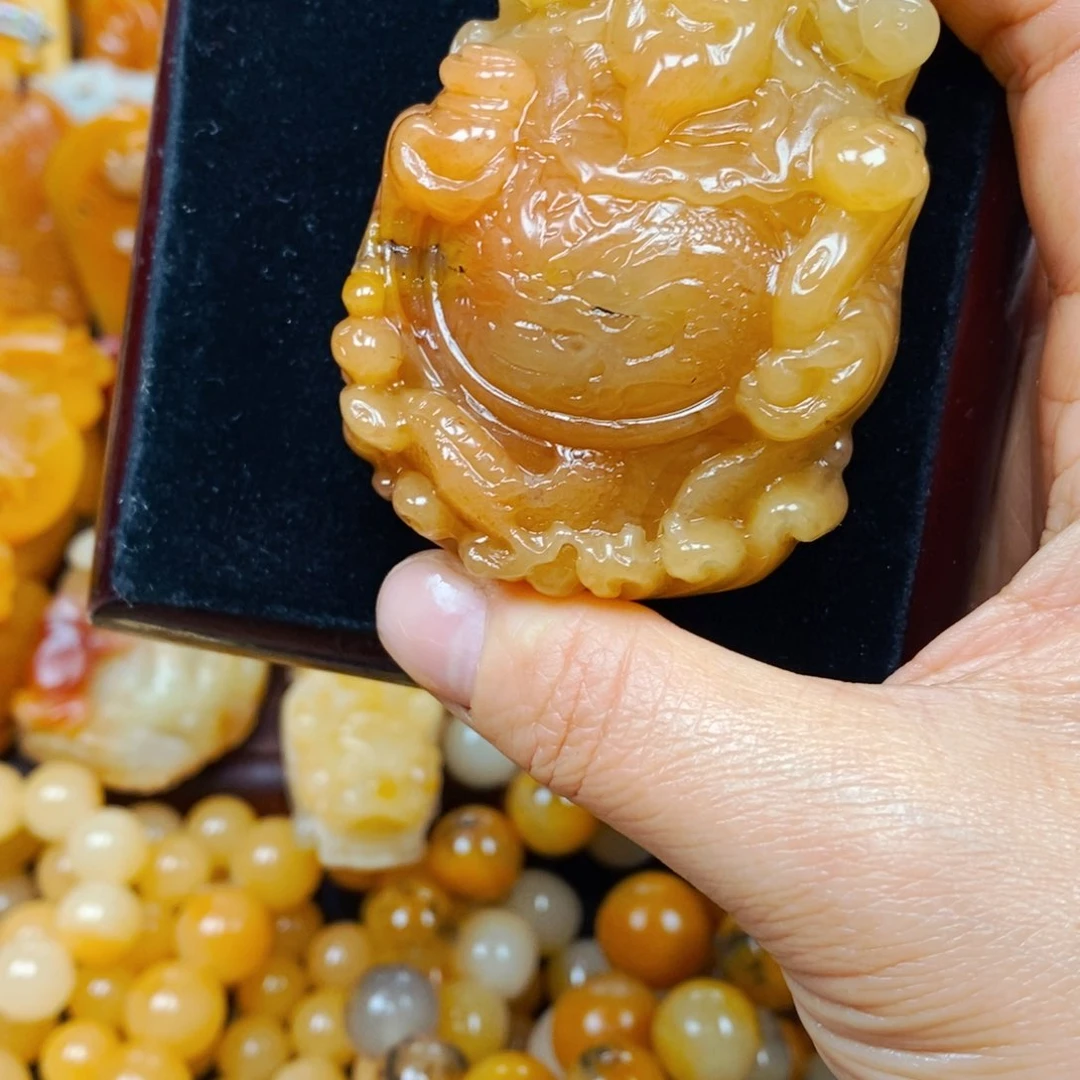 石英质玉（黄龙玉）颈饰未镶嵌