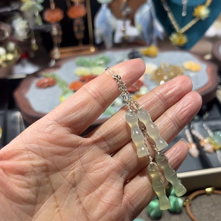 蛇纹石玉未镶嵌耳饰