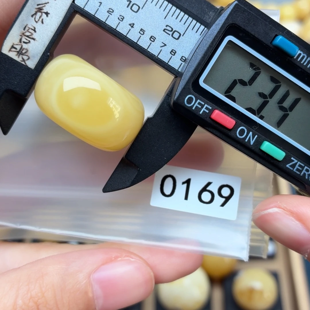 魔***O琥珀未镶嵌裸石蜜蜡