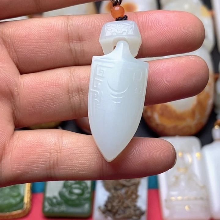 晨***曦和田玉未镶嵌颈饰
