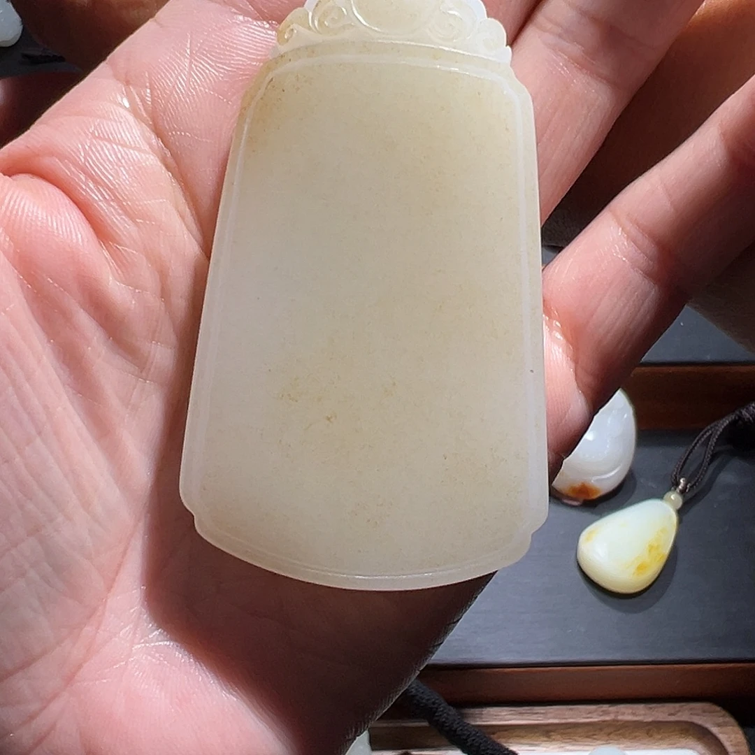 小***哥和田玉未镶嵌颈饰
