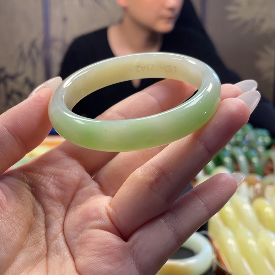 未镶嵌手镯和田玉翠青福利