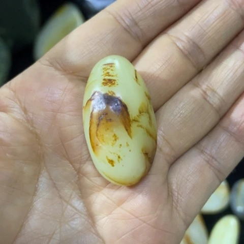 伦***语未镶嵌和田玉（糖玉）车挂