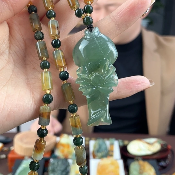 蛇纹石玉颈饰未镶嵌