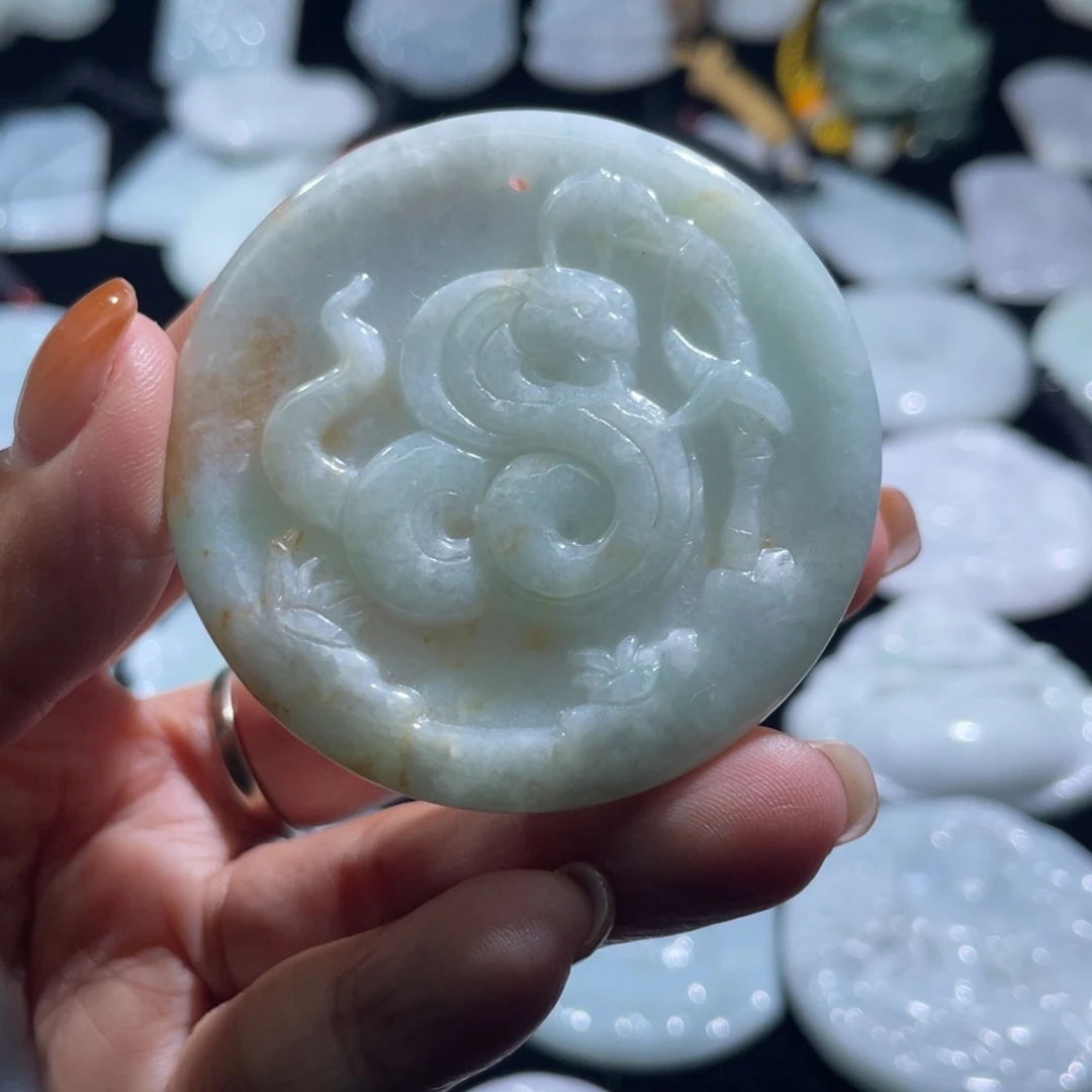 翡翠未镶嵌颈饰蛇牌