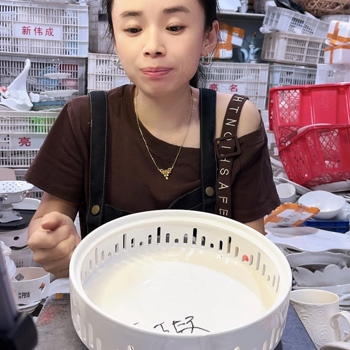 盘微瑕产品………钢琴炉小号一个